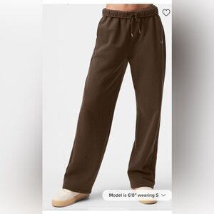 Tailored petite sweatpants in expresso color. Fits someone who is 5’0 and under.